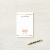 Post-it® Pretty Peach Bow Personalized  (Sur un bureau)