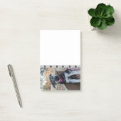 Post-it® Puppy attend sur les Stairs Post-it Notes (Bureau)