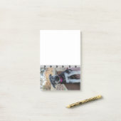 Post-it® Puppy attend sur les Stairs Post-it Notes (Sur un bureau)