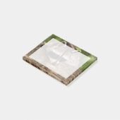 Post-it® Raccoon mignon reposant sur un journal (Incliné)