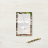 Post-it® Raccoon mignon reposant sur un journal (Sur un bureau)