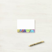 Post-it® Rainbow of Colorful Happy Faces (Sur un bureau)