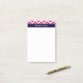 Post-it® Raspberry Lg Chevron Marine Nom bleu Monogramme (Sur un bureau)