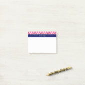 Post-it® Raspberry SLg Chevron Nom de la marine Monogramme (Sur un bureau)
