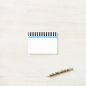 Post-it® Rayure Noir Blanc Ciel Bleu Monogramme Nom (Sur un bureau)