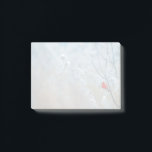 Post-it® Red Cardinal dans Winter Nature Photo de Christmas<br><div class="desc">Des notes collantes avec une photo nature pittoresque représentant un cardinal rouge vif. Contrasté par rapport à un arrière-plan hivernal extérieur avec la neige tombant doucement vers le bas.</div>