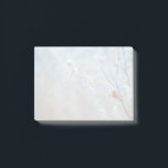 Post-it® Red Cardinal dans Winter Nature Photo de Christmas<br><div class="desc">Des notes collantes avec une photo nature pittoresque représentant un cardinal rouge vif. Contrasté par rapport à un arrière-plan hivernal extérieur avec la neige tombant doucement vers le bas.</div>