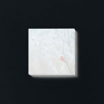 Post-it® Red Cardinal dans Winter Nature Photo de Christmas<br><div class="desc">Des notes collantes avec une photo nature pittoresque représentant un cardinal rouge vif. Contrasté par rapport à un arrière-plan hivernal extérieur avec la neige tombant doucement vers le bas.</div>
