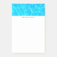 Réflexions sur l'eau de la piscine bleu chatoyante