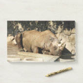 Post-it® Rhino couché (Sur un bureau)