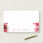 Post-it® Rose aquarelle écriture manuscrite Nom du script T (Sur un bureau)