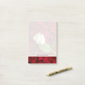 Post-it® Rose blanc sur les pétales rouges (Sur un bureau)