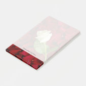 Post-it® Rose blanc sur les pétales rouges (Incliné)