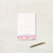 Post-it® rose de motif de bande dessinée d'amusement (Sur un bureau)