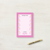 Post-it® Rose et jaune avec des étoiles et nom (Sur un bureau)