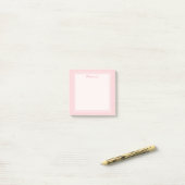 Post-it® Rose Pâle Moderne avec Bordure Blanche et Écriture (Sur un bureau)