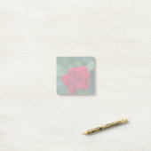 Post-it® Rose rouge proche (Sur un bureau)