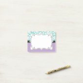 Post-it® Roses blancs sur l'Aqua et le pourpre (Sur un bureau)