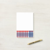 Post-it® Rouge, blanc et bleu En vichy plaid (Sur un bureau)