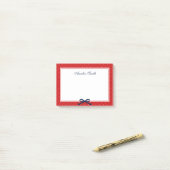 Post-it® Rouge preppy avec ruban bleu Polka blanc (Sur un bureau)