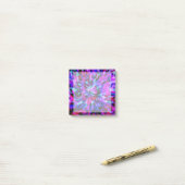 Post-it® Sassy Psychedelic Purple, Pink & Blue Tie Dye (Sur un bureau)