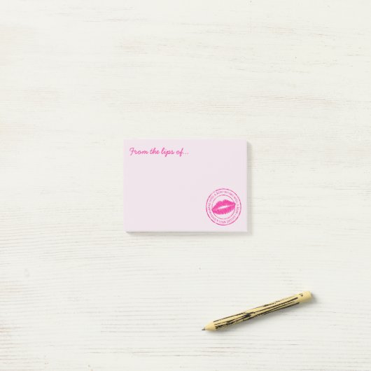 Post-it® Scellé avec les lèvres rose baiser Nom personnalis (Sur un bureau)