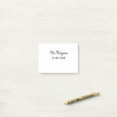 Post-it® simple monogramme minimal Mme M. nom date année Th (Sur un bureau)