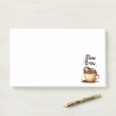 Post-it® Slow Brew Coffee Sloth (Sur un bureau)