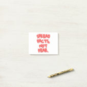 Post-it® Spread facts, not fear neon sign transparent (Sur un bureau)