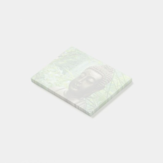 Post-it® Statue de Bouddha tranquille dans une forêt verdoy (Incliné)