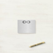 Post-it® Symbole d'infini sur la texture métallique de Faux (Sur un bureau)