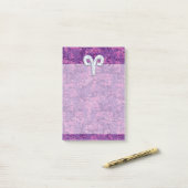 Post-it® Symbole Pearl Like Aries sur Camo numérique rose (Sur un bureau)