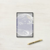 Post-it® Terre Avec Trois Cyclones Tropicaux Dans Le Pacifi (Sur un bureau)