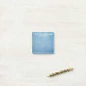 Post-it® Texture Bleue Faux Monogramme en cuir (Sur un bureau)