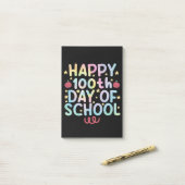 Post-it® Tie Dye Joyeux 100ème Jour De L'Enseignant Étudian (Sur un bureau)