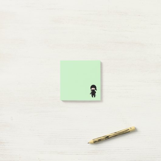 Post-it® Tiny Ninja Holding Throwing Star sur Green (Sur un bureau)