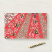 Post-it® Tissu rouge éclatant avec floral complexe et (Sur un bureau)