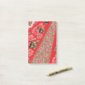 Post-it® Tissu rouge éclatant avec floral complexe et (Sur un bureau)