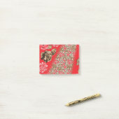 Post-it® Tissu rouge éclatant avec floral complexe et (Sur un bureau)
