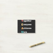 Post-it® Together Everyone Achieves More (Sur un bureau)
