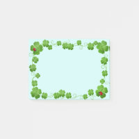 Trèfles à quatre feuilles chanceux et coccinelles
