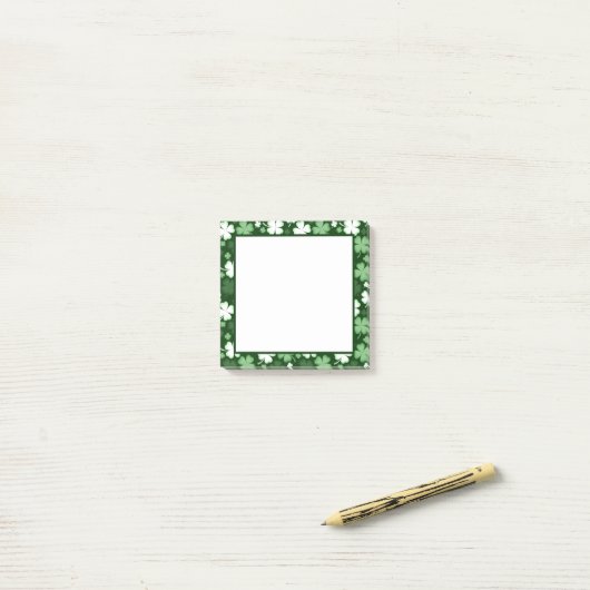 Post-it® Trèfles de la Saint-Patrick (Sur un bureau)