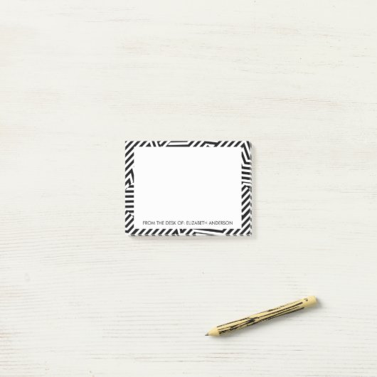 Post-it® Trendy Black and White Geometry Stripes avec nom (Sur un bureau)
