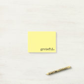 Post-it® typographie reconnaissante jaune (Sur un bureau)