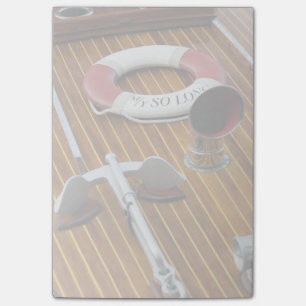 Post-it® Une Ancre et une Vie-Balise sur un bateau en bois