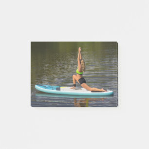 Post-it® Une jeune femme en guerrier 1 pose sur le SUP