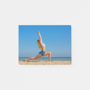 Post-it® Une jeune femme hollandaise en position yoga sur l
