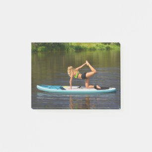 Post-it® Une Néerlandaise sur le SUP pose de yoga sur l'ea