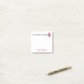 Post-it® Une note du symbole rouge de premiers secours (Sur un bureau)