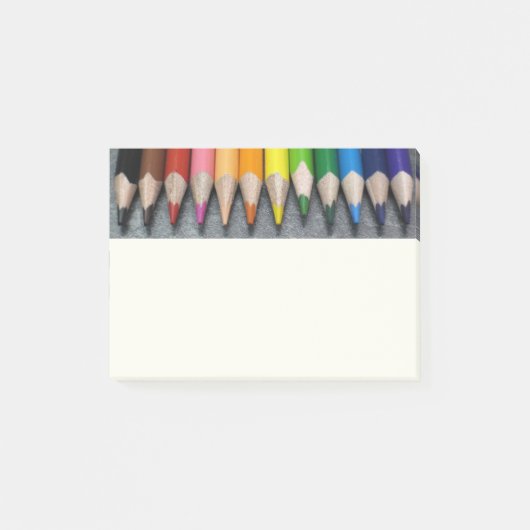 Post-it® Une rangée de crayons colorés. (Devant)